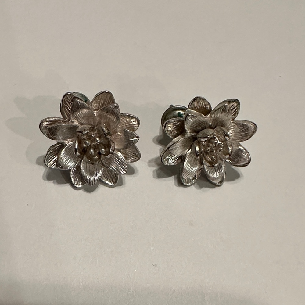 Chic Floral Silver Tone Earrings